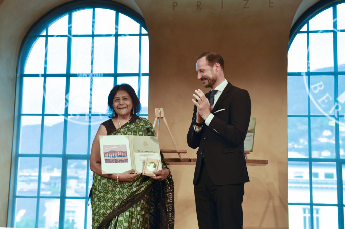 Kronprinsen overrakte prisen til årets Holbergprisvinner Sheila Sen Jasanoff. Foto: Marit Hommedal / NTB. 
